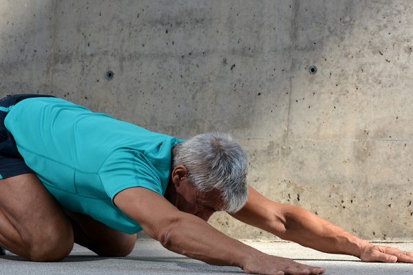 man strength training with osteoporosis